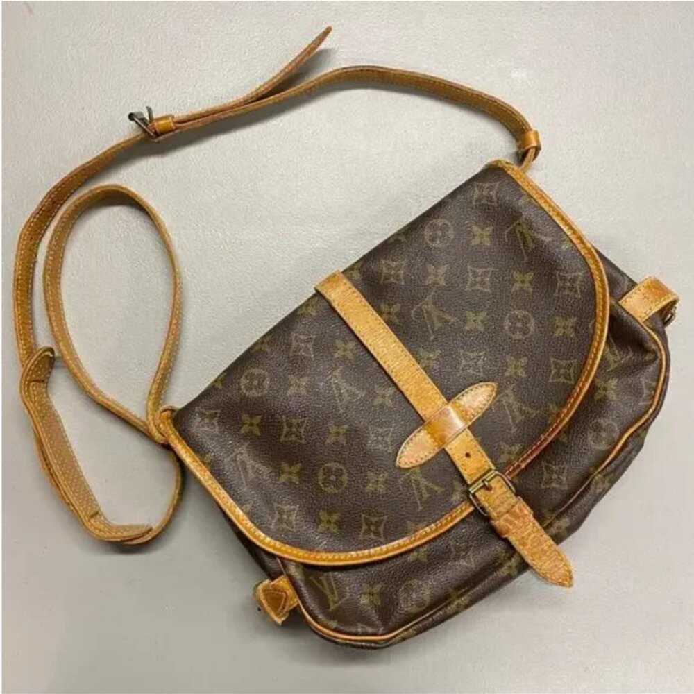 Louis Vuitton AR8907 Saumur 30 Messenger Shoulder Bag Purse Logo Monogram LV